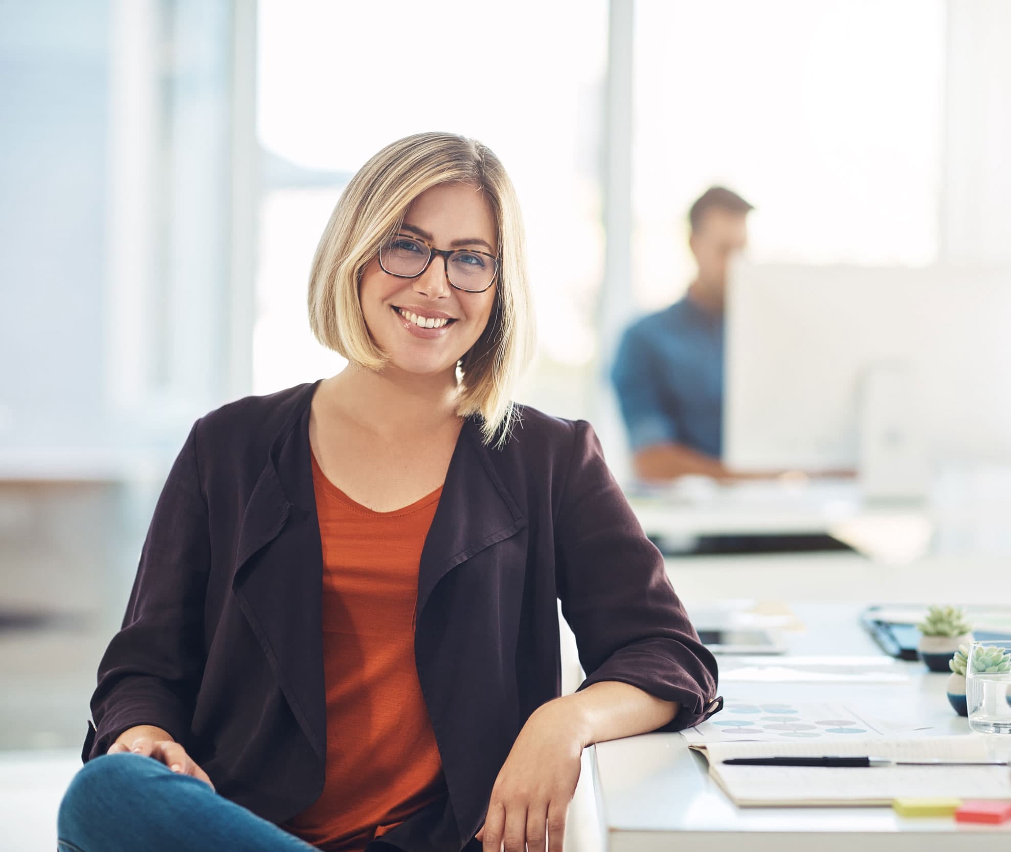 Doktorin sitz am Schreibtisch
